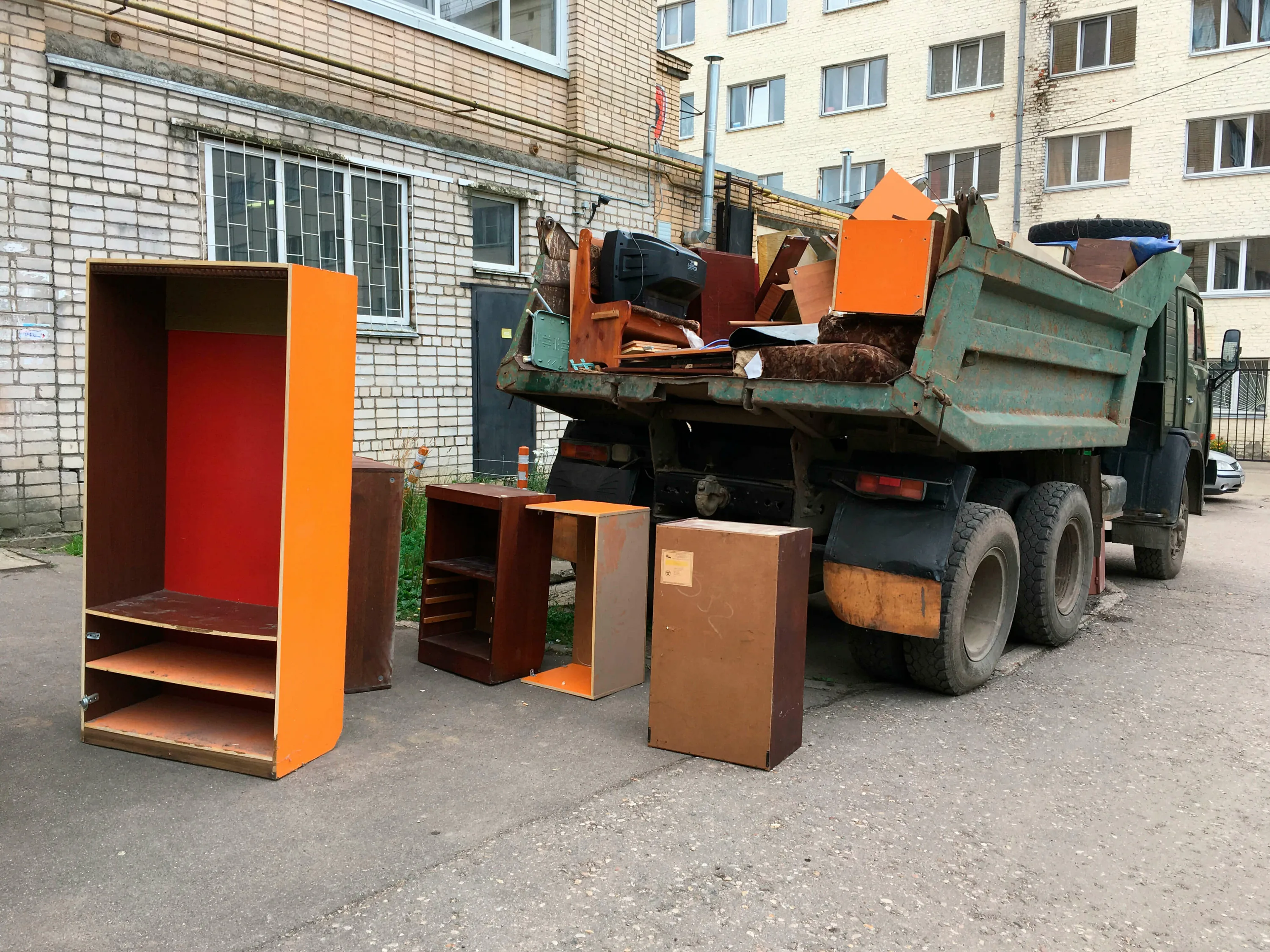 Утилизация старой мебели с вывозом и разбором в Кемерово в октябре
