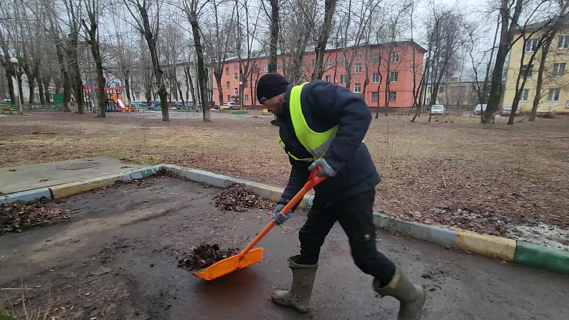 Уборка территорий в Кемерово в октябре