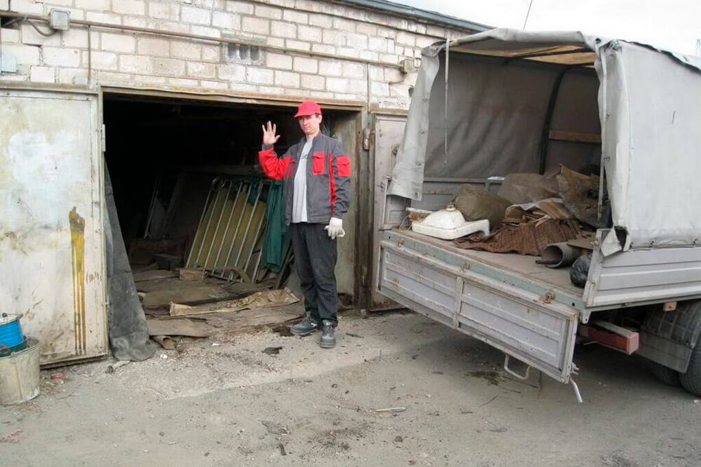Вывоз мусора, хлама и старых вещей из гаража в Кемерово от ПроМусор — услуги от 2445 руб., срочно и недорого