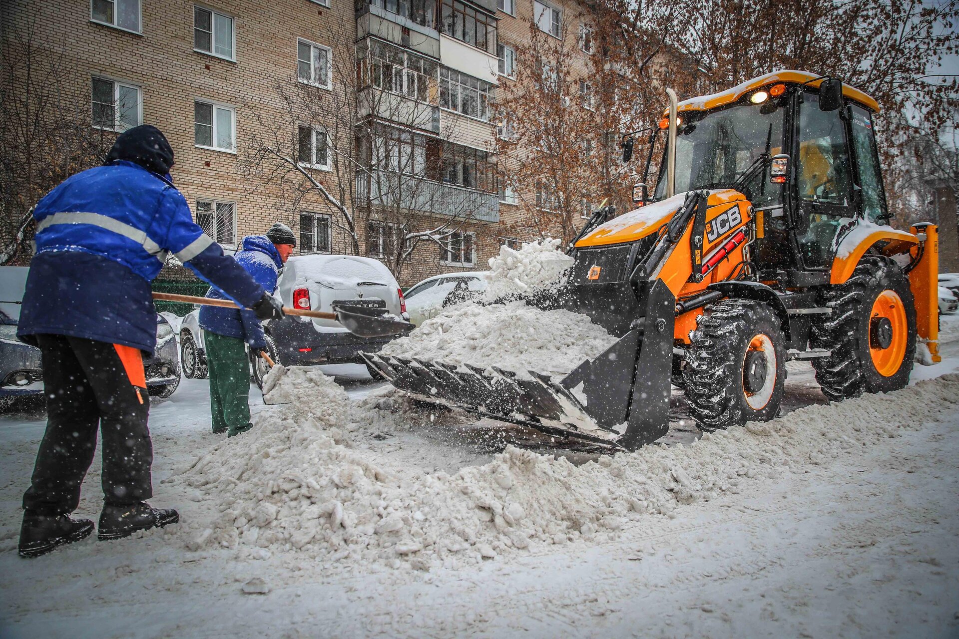 Очистка дворов от снега и наледи в Кемерово — уборка снега, трактор и ручная, цены от 520 руб. | ПроМусор
