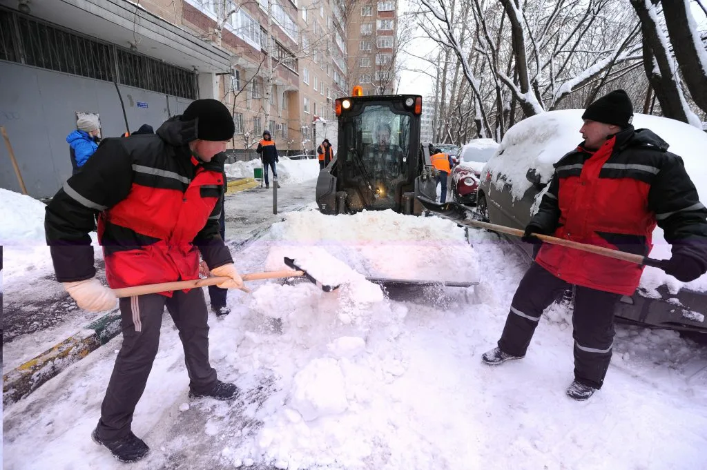 Очистка дворов от снега с гарантией результата в Кемерово в октябре